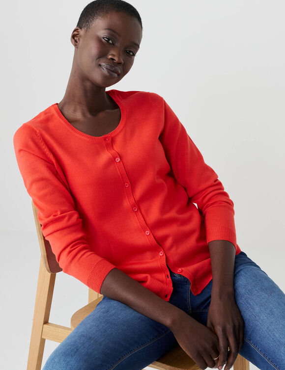 Cardigan boutonné col rond uni, toucher doux (rouge) Cardigan boutonné col rond uni, toucher doux (rouge)